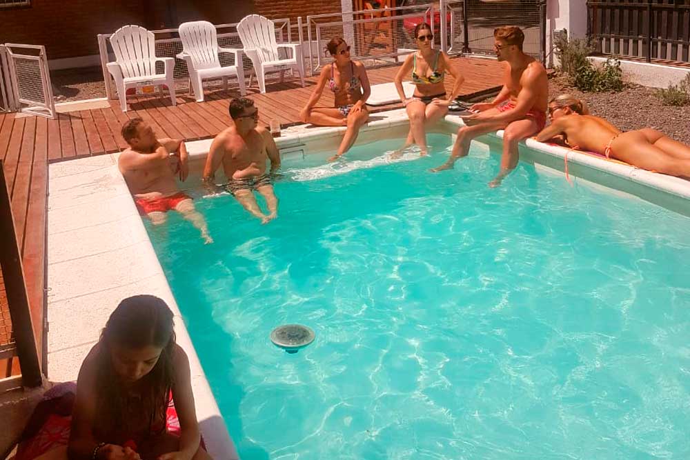 Grupo de amigos en la piscina