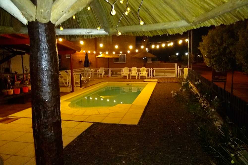Vista nocturna de la piscina